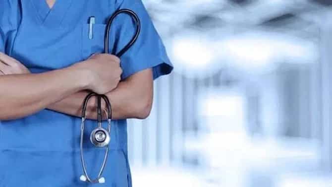 Doctors : सरकारी सेवा बजावणा-या डॉक्टरांना मुंबई उच्च न्यायालयाचा मोठा दिलासा, राज्य सरकारच्या आदेशाला हायकोर्टाची स्थगिती