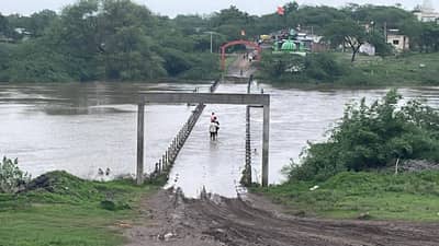 Aurangabad| संततधार पावसानं औरंगाबादेतील सरला बेटाला गोदावरीचा वेढा, आजचा गुरुपौर्णिमा कार्यक्रम रद्द