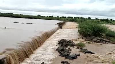 Nashik : नाशिकच्या गुलाबीगावात पुराच्या पाण्यात 2 तरूण वाहून गेले, शोध सुरू!