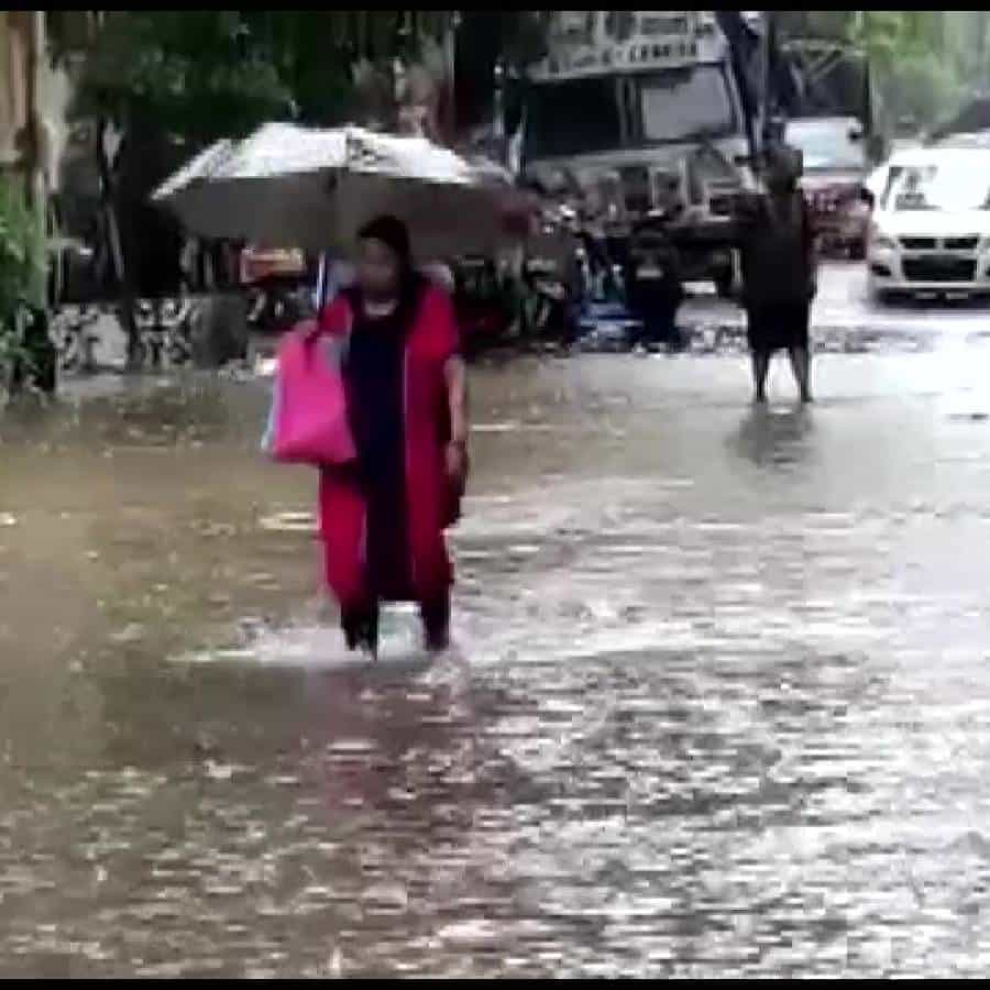 राज्यात सर्वत्रच मुसळधार पाऊस कोसळत आहे. अनेक ठिकाणी पूरग्रस्त परिस्थती निर्माण झाली आहे. मागील तीन -चार दिवसांपासून मुंबई पुण्यातहीस सातत्याने पाऊस कोसळत असल्याने रस्ते जलमय झाले आहेत.