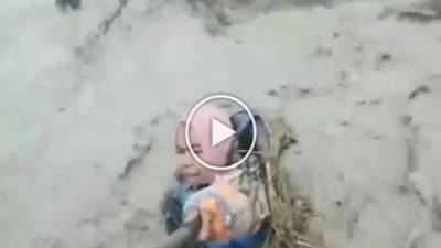 Video : काय हे सोंग? पुराचं पाणी डोक्यापर्यंत... बाईंची नजर सेल्फी स्टीकवर.. नेटकऱ्यांनीच मग धू धू धुतली...!