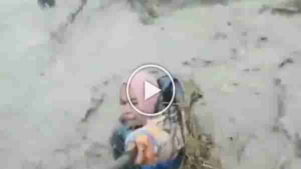 Video : काय हे सोंग? पुराचं पाणी डोक्यापर्यंत... बाईंची नजर सेल्फी स्टीकवर.. नेटकऱ्यांनीच मग धू धू धुतली...!