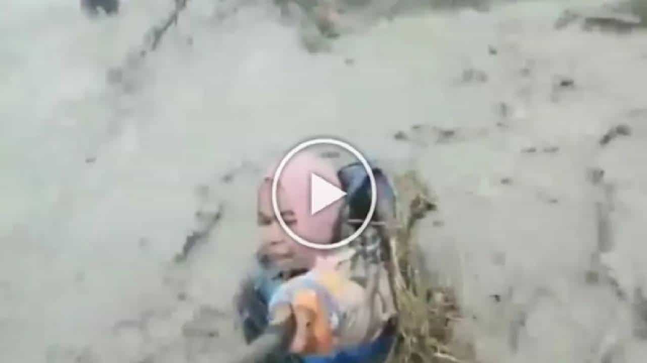 Video : काय हे सोंग? पुराचं पाणी डोक्यापर्यंत... बाईंची नजर सेल्फी स्टीकवर.. नेटकऱ्यांनीच मग धू धू धुतली...!