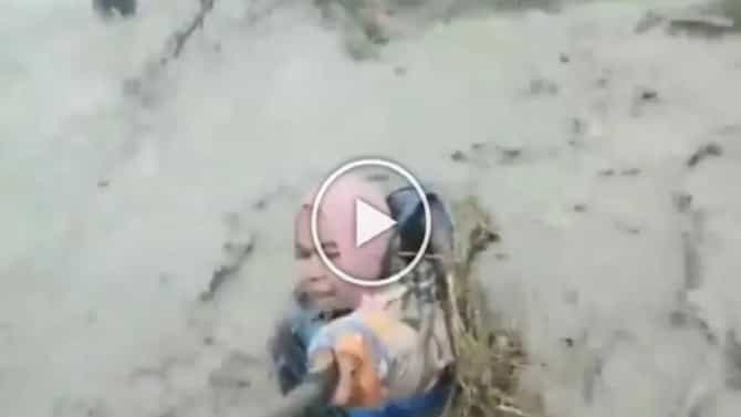 Video : काय हे सोंग? पुराचं पाणी डोक्यापर्यंत... बाईंची नजर सेल्फी स्टीकवर.. नेटकऱ्यांनीच मग धू धू धुतली...!