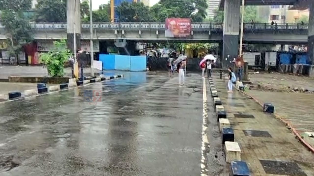 Pune rain : हे काही पर्यटनस्थळ नाही! वाहतुकीसाठी बंद असतानाही पुणेकरांची भिडे पुलावरून ये-जा, सेल्फीचीही भागवतायत हौस Pune rain : हे काही पर्यटनस्थळ नाही! वाहतुकीसाठी बंद असतानाही पुणेकरांची भिडे पुलावरून ये-जा, सेल्फीचीही भागवतायत हौस