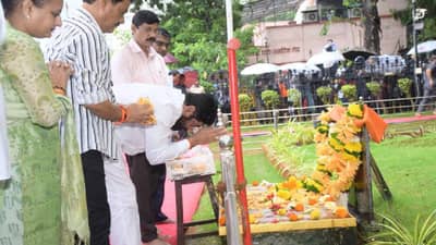 Eknath Shinde : भरपावसात मुख्यमंत्र्यांची गुरुपौर्णिमा, आधी बाळासाहेबांना नंतर आनंद दिघेंच्या स्मृतीस्थळावर जाऊन अभिवादन