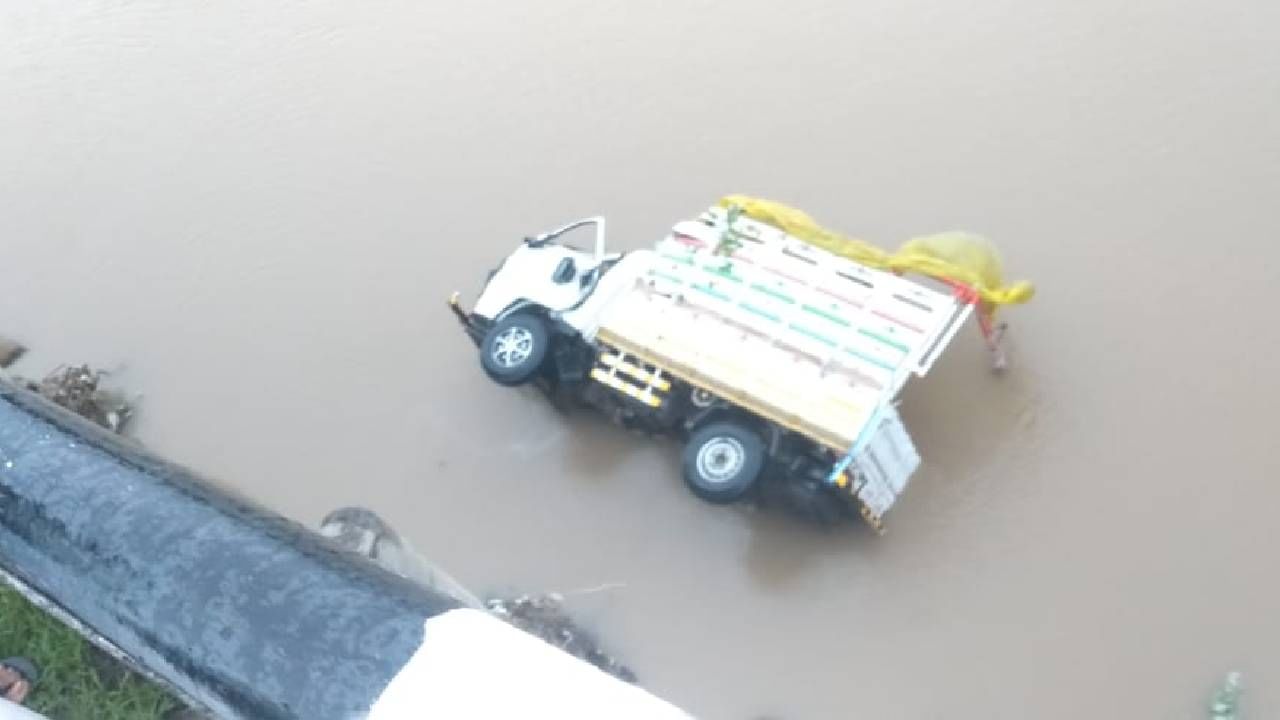 Vidarbha Rain : गोंदियातील पुरात 3 युवक वाहून गेले, अकोल्यात पिकअप वाहन 50 फूट नदीत कोसळले, विदर्भातील पावसाची स्थिती काय?