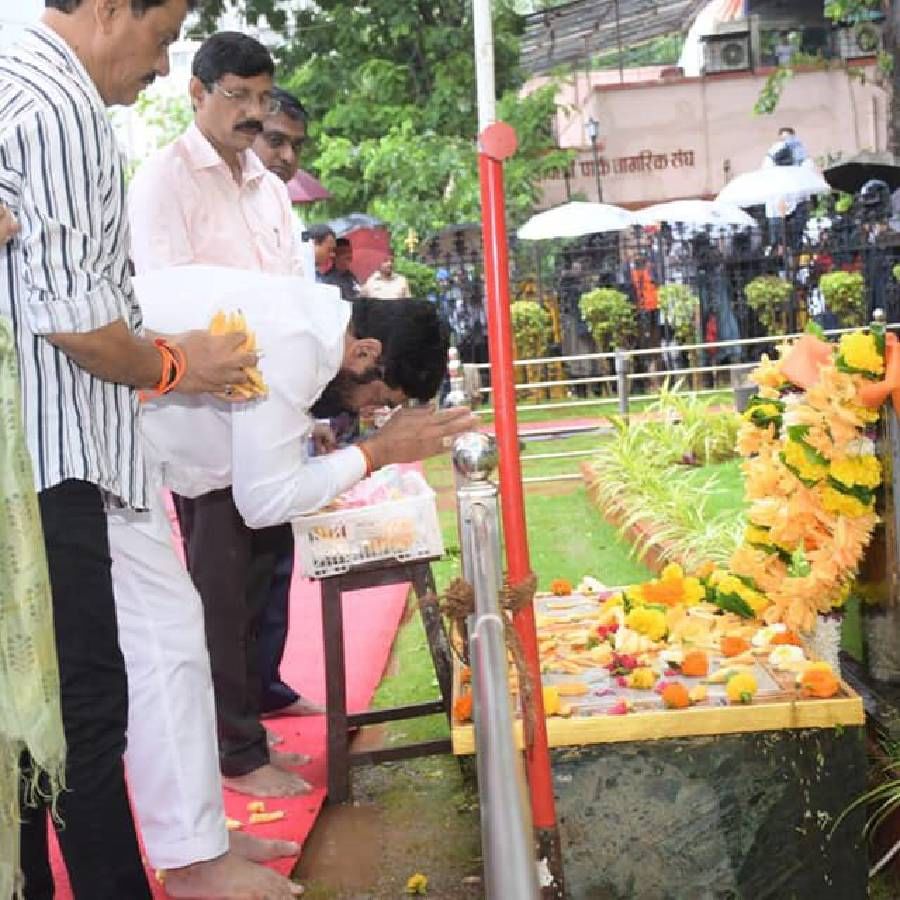 याप्रसंगी आ. प्रताप सरनाईक  , रवींद्र पथक,संजय शिरसाट , माजी महापौर डॉ.किणीकर बालाजी ,  माजी परिवहन समिती सभापती विलास जोशी,माजी महापौर मीनाक्षी शिंदे, माजी नगरसेवक ,शिवसेना नगरसेवक,पदाधिकारी व ठाण्यातील शिवसैनिक मोठ्या संख्येने उपस्थित होते
