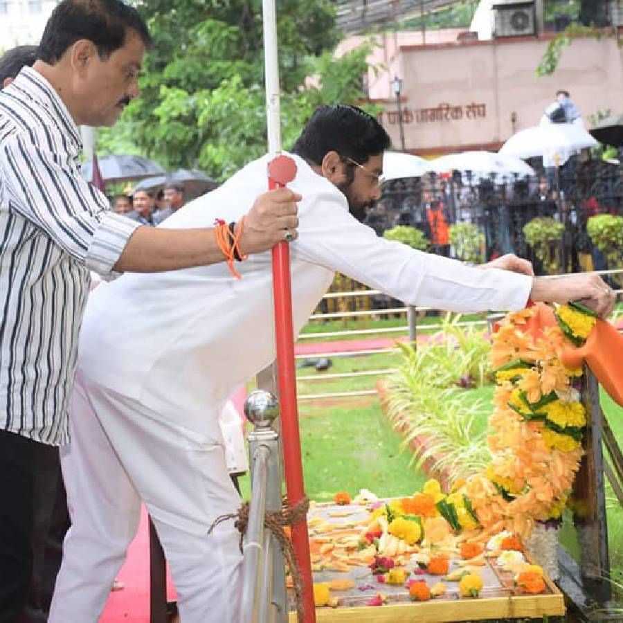  मुख्यमंत्र्यांच्या सोबत बंडखोर आमदार ही  बाळासाहेबांच्या स्मृतीला अभिवादन करण्यासाठी  शिवतीर्थावर आले होते. स्वर्गीय बाळासाहेबांना  मी गुरु मनात असल्याचे त्यांनी म्हटले होते.  बाळासाहेब व आनंद दिघे यांच्यामुळेच आज मी इथे  असल्याचे मत शिंदे यांनी व्यक्त केले होते. 
