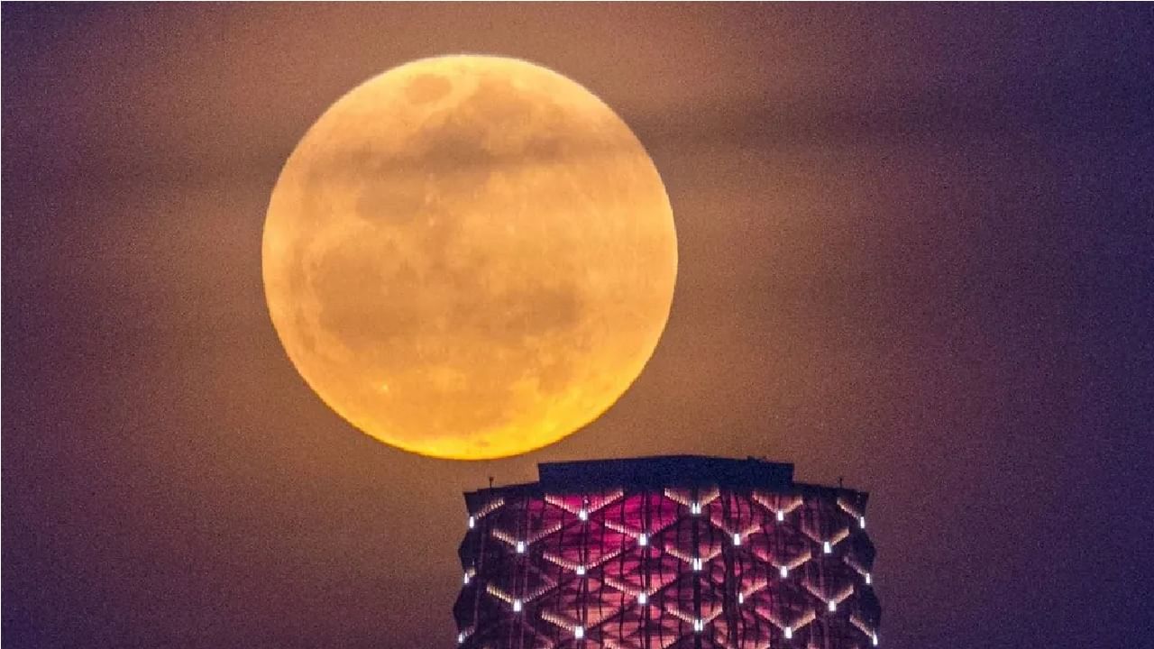 Supermoon 2022:आज रात्री 12 वाजता आकाशात दिसणारा निसर्गाचा अद्भूत नजारा पहायला विसरु नका! सुपरमून पाहण्याची संधी पुन्हा मिळणार नाही; नासाच्या वेबसाइटवरही होणार live streaming