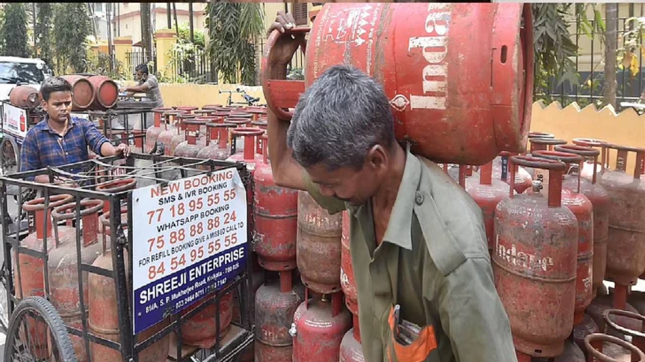 LPG Subsidy Updates News : LPG सबसिडीला मुकलात, सोपीच तर आहे प्रक्रिया, पैसे येतील बँक खात्यात