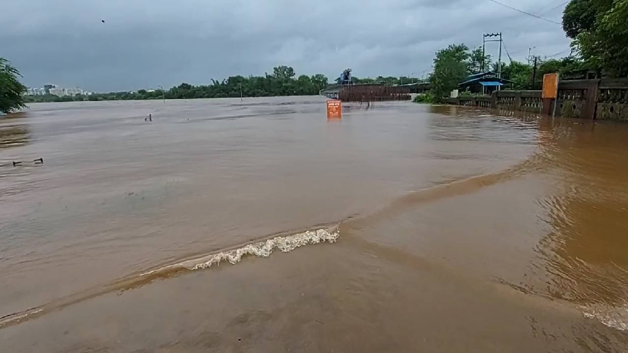 Badlapur Rain : बदलापुरात उल्हास नदी धोक्याच्या पातळीवर, बदलापूर-कर्जत राज्य महामार्ग गेला पाण्याखाली!