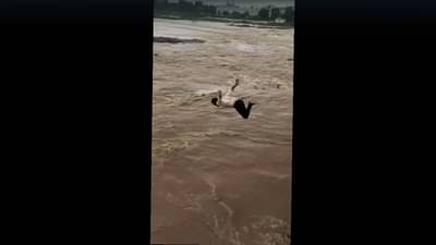 Video | बापरे! स्टंट जीवावर बेतला, गिरणा नदीच्या पुराच्या पाण्यात स्टंट करताना तरुण गेला वाहून