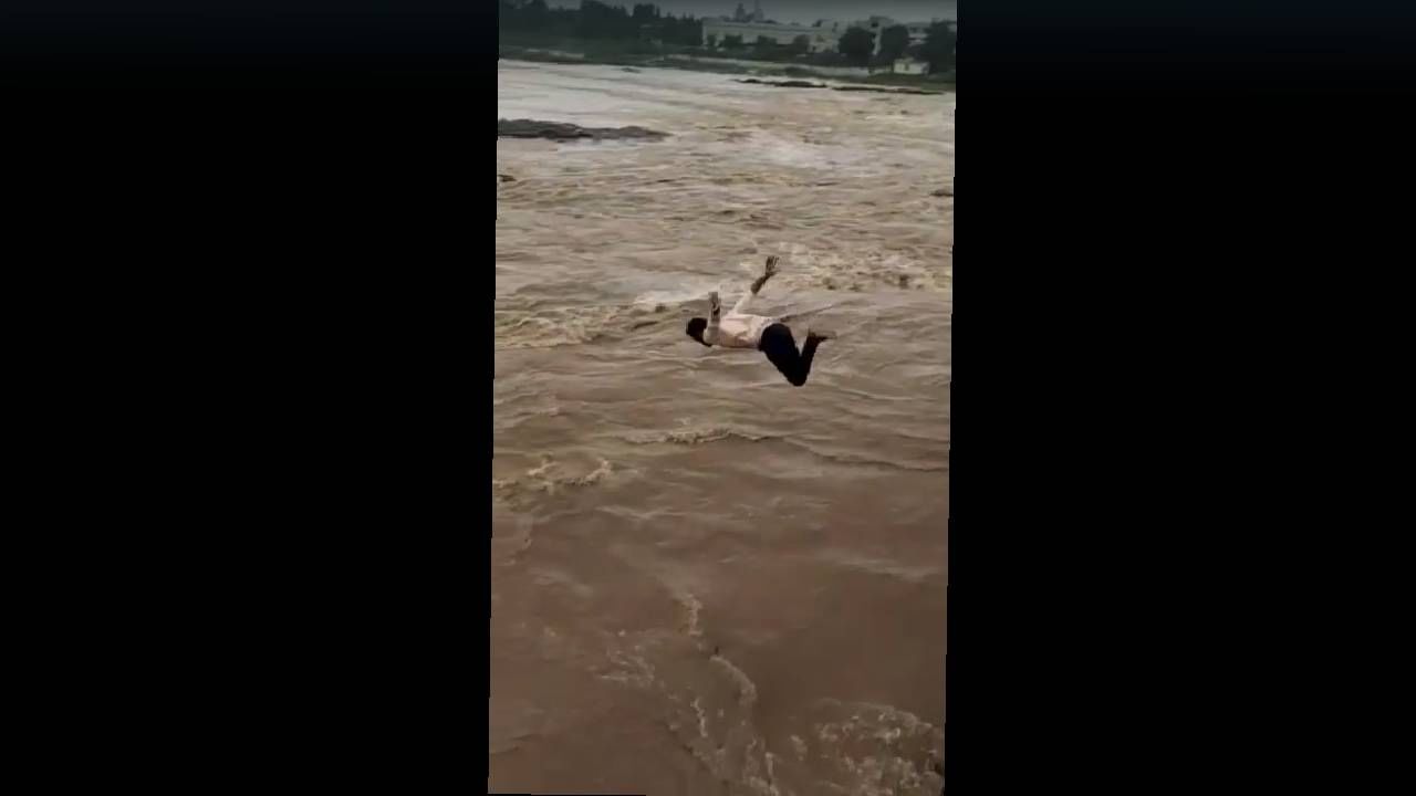 Video | बापरे! स्टंट जीवावर बेतला, गिरणा नदीच्या पुराच्या पाण्यात स्टंट करताना तरुण गेला वाहून