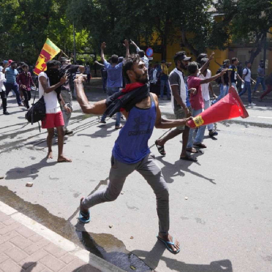 राष्ट्रपती आणि सरकारच्या विरोधात मोठ्या प्रमाणात निदर्शने होत असताना श्रीलंकेत देशव्यापी कर्फ्यू लागू करण्यात आला. मात्र, हा कर्फ्यू आज सकाळपर्यंतच होता.