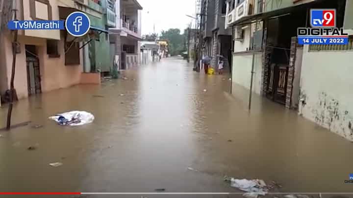 चंद्रपुरात पूरस्थिती, पुरात अडकलेल्या नागरिकांचं महापालिकेकडून बचावकार्य सुरू चंद्रपुरात पूरस्थिती, पुरात अडकलेल्या नागरिकांचं महापालिकेकडून बचावकार्य सुरू
