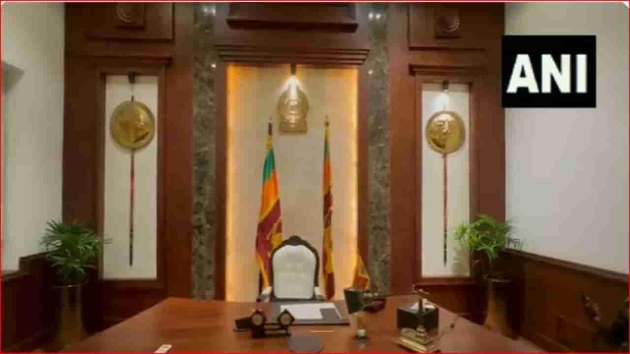 Video : श्रीलंकेत परिस्थिती गंभीर; पंतप्रधानांच्या रिकाम्या खुर्चीचे संरक्षण करण्यासाठी सशस्त्र सैनिक