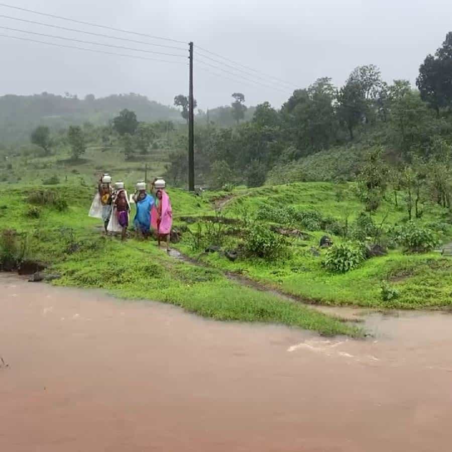 महाराष्ट्र राज्य मान्सून जोरदार हजेरी लावली आहे. अनेक भागात पाणी शिरले आहे तर अनेक ठिकाणी पूरही आला आहे. सातत्याने कोसळत असलेल्या पावसामुळे राज्यातील धरणे भरलेली आहेत.