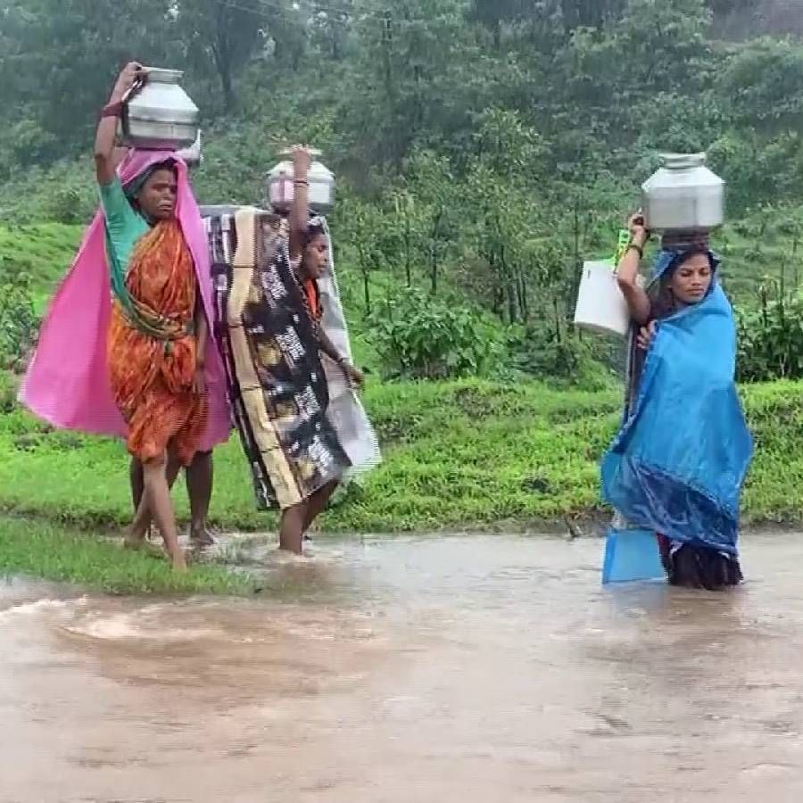 नदीच्या पलीकडे असलेल्या विहिरीवरुन महिलांना पाणी आणावे  लागत आहे. यासाठी महिलांना पावसात मोठी पायपीट करावी लागत आहे. 
