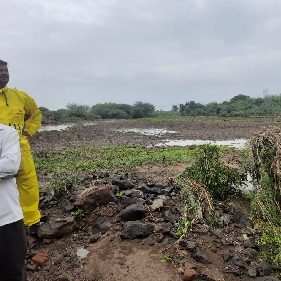राज्यात पूरपरिस्थितीने जनता संकटात असताना मुख्यमंत्री उपमुख्यमंत्री यांनी शपथ घेऊन पंधरा दिवस झाले आणि गुवाहाटीतील पंधरा दिवस असा महिना उलटला तरी सरकार तयार झाले नाही. 