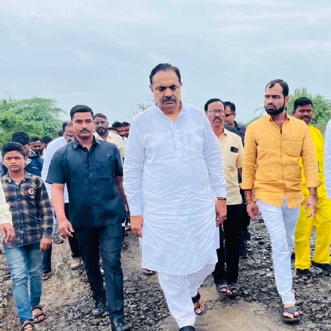  महाराष्ट्रातील जनतेसमोर निसर्गाने संकट उभे करुन मोठे प्रश्न निर्माण केले आहेत मात्र अजूनही सरकार जाग्यावर आलेले नाही त्यामुळे लवकरात लवकर सरकार स्थापन करुन लोकांना तात्काळ मदतकार्य सुरू करावे अशी मागणी राष्ट्रवादी काँग्रेसचे प्रदेशाध्यक्ष आणि माजी जलसंपदा मंत्री जयंत पाटील यांनी केली आहे. 
