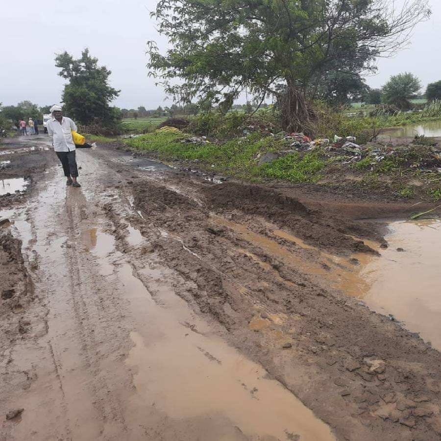 कुणाला किती खाती द्यायची आणि कुणाचे किती मंत्री घ्यायचे याच्यातच यांचा वेळ जात असल्याचा टोला जयंत पाटील यांनी यावेळी लगावला आहे.
