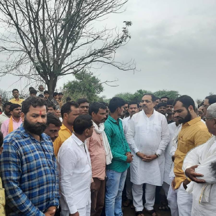 घरांमध्ये पाणी शिरल्याने ग्रामस्थांसाठी जेवणाची, पिण्याच्या पाण्याची व जीवनावश्यक वस्तूंची व्यवस्था करावी अशी मागणीही जयंत पाटील यांनी केली आहे.