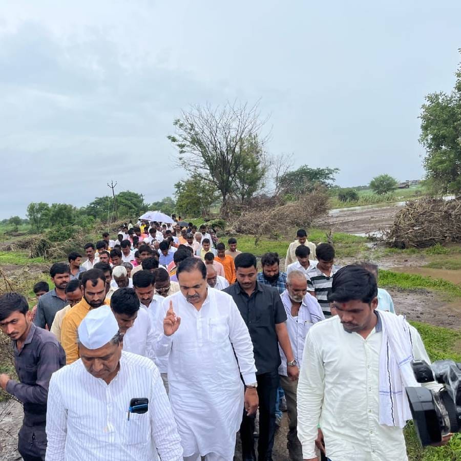 संपूर्ण गावाला पाण्याने वेढा घातला असून ऊस, सोयाबीनची पिके वाया गेल्याने शेतकऱ्यांचे मोठे नुकसान झाले आहे. त्यामुळे प्रशासनाने यात तात्काळ लक्ष घालून शेतकऱ्यांना दिलासा द्यावा