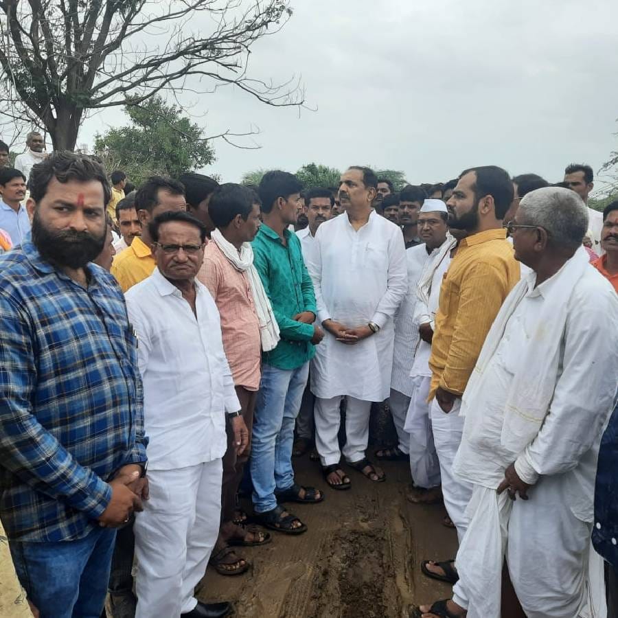  राष्ट्रवादी काँग्रेसचे प्रदेशाध्यक्ष व  माजी जलसंपदा मंत्री जयंत पाटील हे नांदेड दौर्‍यावर असून त्यांनी अतिवृष्टीने नुकसान झालेल्या गावांची व शेतीची पाहणी केली. 
