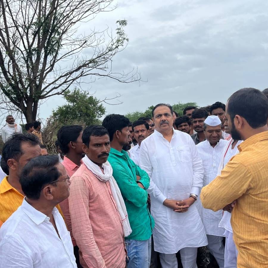 संपूर्ण महाराष्ट्रात सध्या अतिवृष्टीचे संकट असून वसमत परिसरात ढगफुटी झाल्याने नदीचे पाणी नदीपात्रातून गावांमध्ये शिरले आहे.  नांदेड दौऱ्यावर असताना निळा, आलेगाव, एकदरा या गावांची पाहणी प्रदेशाध्यक्ष आणि माजी जलसंपदा मंत्री जयंत पाटील यांनी केली. 
