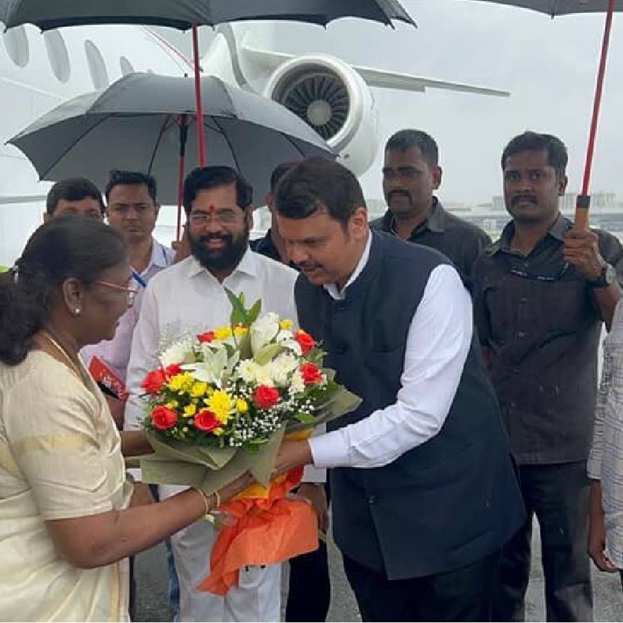 यांच्या स्वागताला मुख्यमंत्री एकनाथ शिंदे आणि उपमुख्यमंत्री देवेंद्र फडणवीस हे विमानतळावर पोहोचले होते.