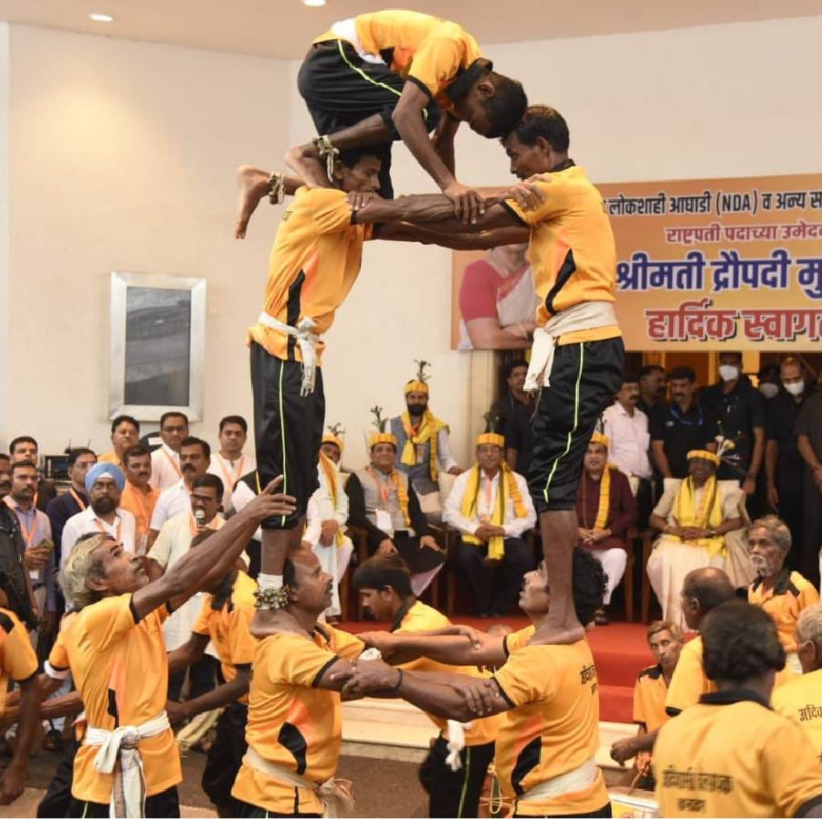 त्यानंतर त्या हॉटेलमध्ये दाखल झाल्यानंतर पारंपारिक पद्धतीने त्यांचे स्वागत करण्यात आलं.