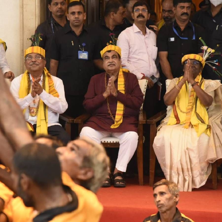 यावेळी मुरमुरे यांच्यासमोर अनेक पारंपारिक खेळ आणि कसरतीही सादर करण्यात आल्या.