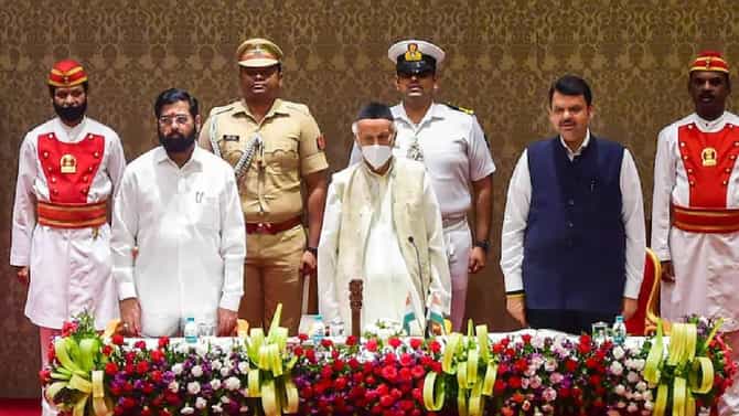 Maharashtra Cabinet : शिंदे, फडणवीसांचा सावध पवित्रा, 19 तारखेला दोन्ही बाजूचे प्रत्येकी 4 मंत्रीच शपथ घेणार? तर शपथविधी घटनाबाह्य, राऊतांचं टीकास्त्र