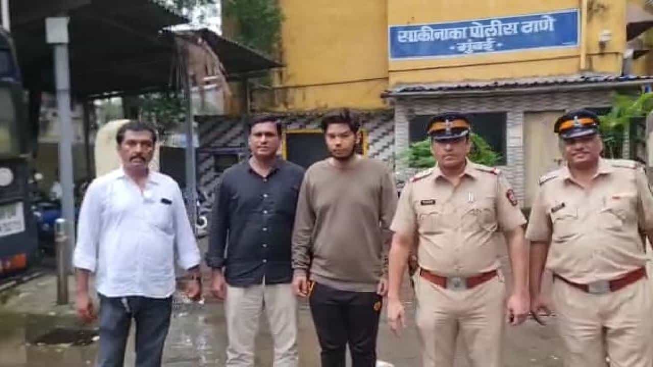 Mumbai Fraud : एअरपोर्टवर नोकरीला लावतो सांगून तरुणीची 73 हजाराची फसवणूक, आरोपीला अटक