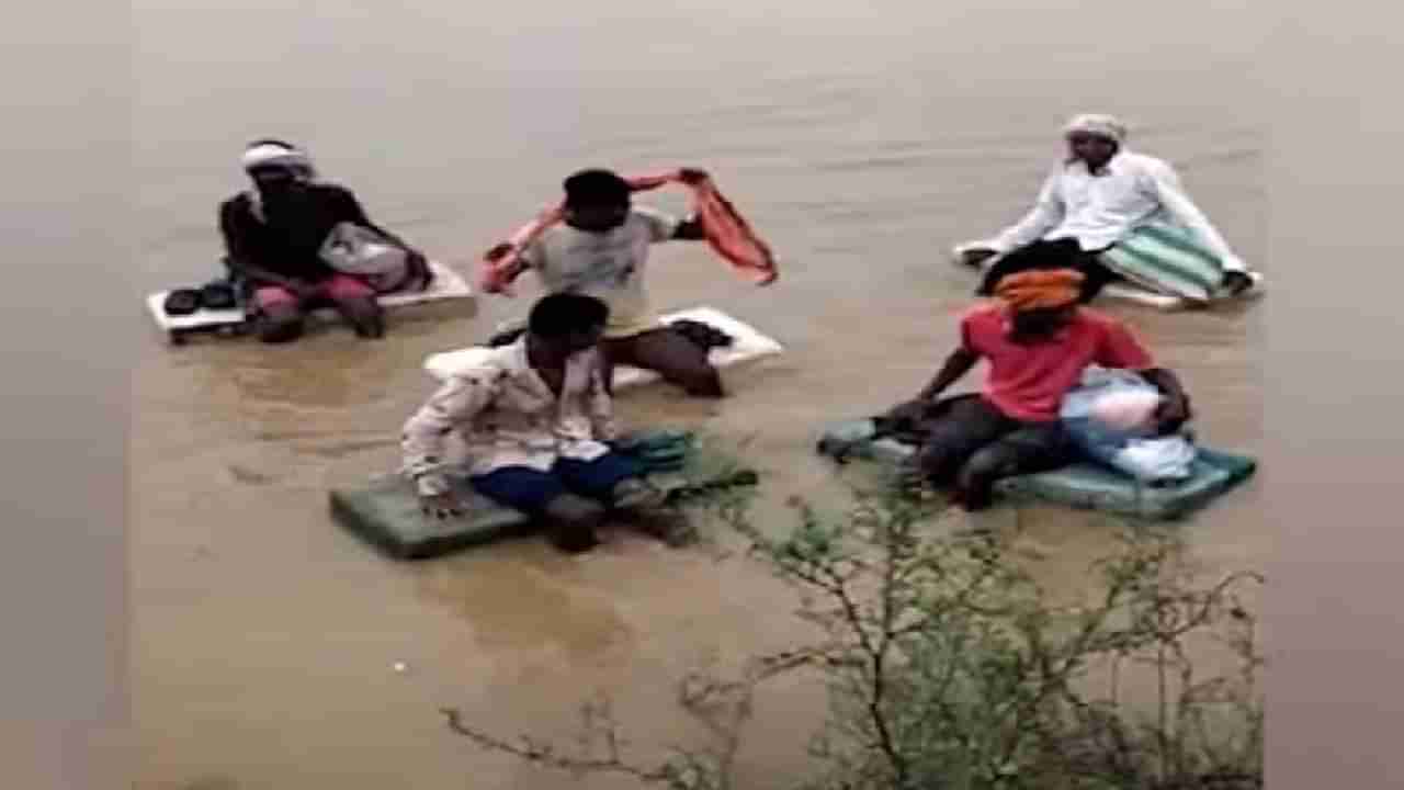 Nanded Viral Video: पूराच्या पाण्यात थर्माकॉलवर बसून गेला, पण नवदेव लग्नाला गेला! त्या 7 किलोमीटरचा  प्रवास