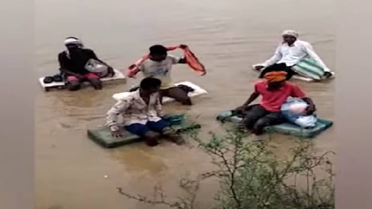 Nanded Viral Video: पूराच्या पाण्यात थर्माकॉलवर बसून गेला, पण नवदेव लग्नाला गेला! 'त्या' 7 किलोमीटरचा  प्रवास