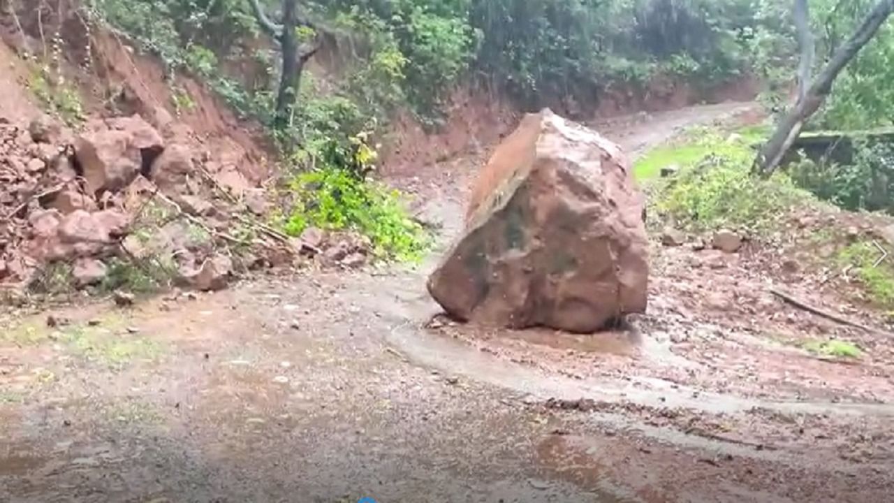 Varandha Ghat : वरंध घाटातला प्रशासनाचा भोंगळ कारभार उघडकीस, दरडी सोबत कोसळलेला दगड 5 दिवस रस्त्यावरच