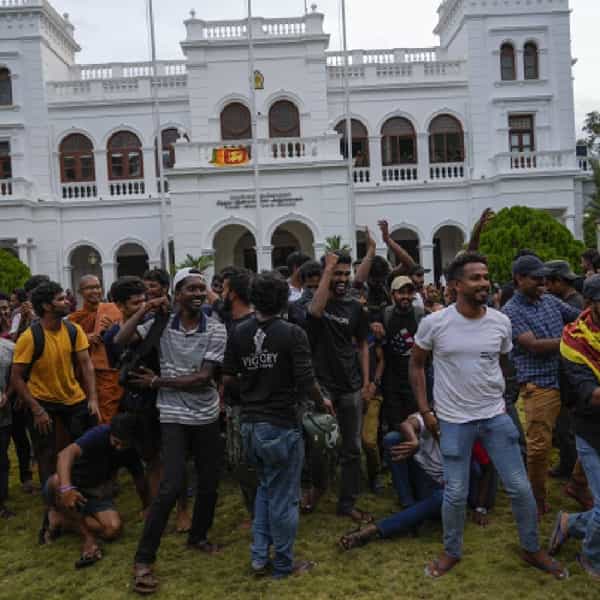 आर्थिक संकटाचा सामना करत असलेले श्रीलंकेचे राष्ट्राध्यक्ष गोटाबाया राजपक्षे यांनी आपल्या पदाचा राजीनामा दिला. यानंतर कोलंबोच्या रस्त्यांवर जल्लोषाचे वातावरण आहे. आंदोलक गोटाबायांच्या राजीनाम्याकडे आपला विजय म्हणून पाहत आहेत.