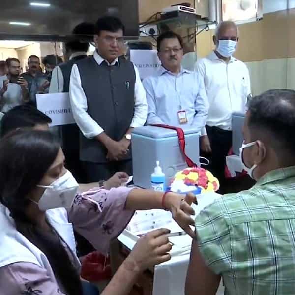 स्वातंत्र्याच्या अमृत महोत्सवी वर्षानिमित्तांने कोरोना लसीकरणाच्या बूस्टर डोस देण्याची मोहीम राबवण्यास सुरुवात केली आहे. 75 दिवस ही मोहीम राबवण्यात येणार आहे. या मोहिमेस आजपासून सुरुवात झाली. देशभरात 75 दिवस लसीकरणाची ही मोहीम राबवणायत येणार आहे.