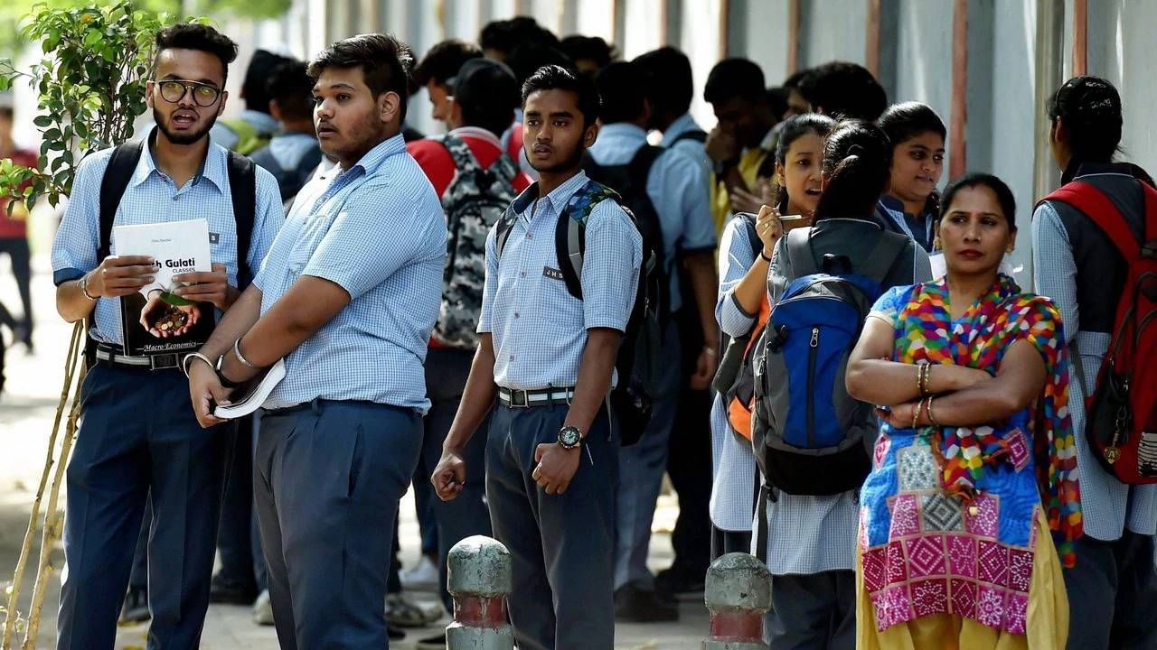 CBSE 12th Result : सीबीएसई बोर्डाची गुणांकणाची सिस्टम नेमकी कशी..? गतवर्षीच्या तुलनेत निकाल कमी का? CBSE 12th Result : सीबीएसई बोर्डाची गुणांकणाची सिस्टम नेमकी कशी..? गतवर्षीच्या तुलनेत निकाल कमी का?