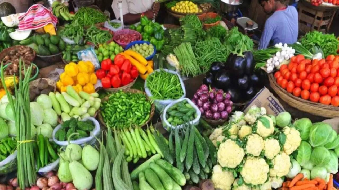 Vegetable Rate : पावसानं वाढवलं टेन्शन, भाज्या कडाडल्या, गृहिणींचं बजेट कोलमडलं