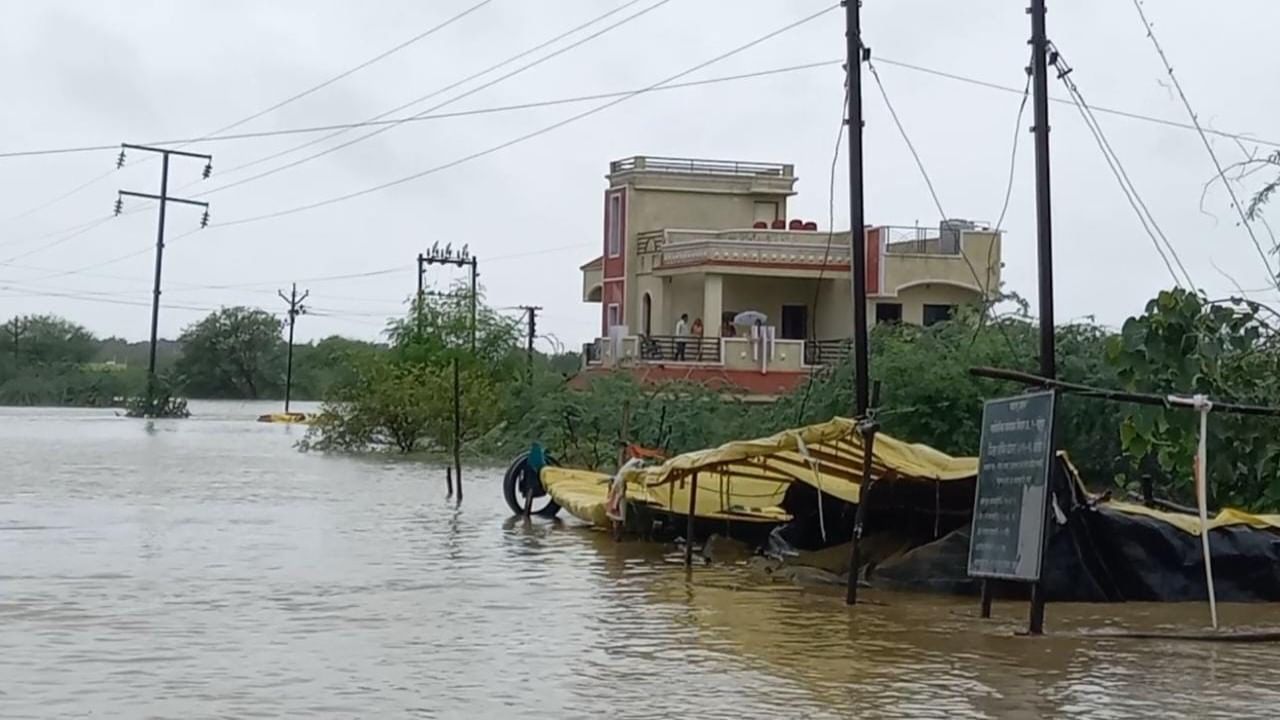 Monsoon Update : राज्यात मुसळधार पावसामुळे परिस्थिती चिंताजनक; आतापर्यंत विविध दुर्घटनेत 97 जणांचा मृत्यू Monsoon Update : राज्यात मुसळधार पावसामुळे परिस्थिती चिंताजनक; आतापर्यंत विविध दुर्घटनेत 97 जणांचा मृत्यू