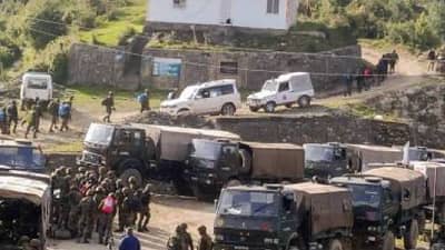 काश्मिरात लष्कराच्या एका जवानाने सहकाऱ्यांवर केला गोळीबार, एक जवान ठार, गोळीबार करणाऱ्यासह तिघे जखमी