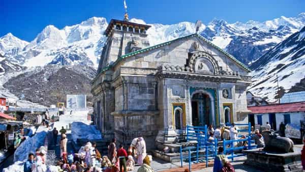 केदारनाथ मंदिर पांडवांनी प्रथम केदारनाथ मंदिर बांधले व त्यानंतर मंदिर गायब झाले, अशी आख्यायिका आहे. मंदिर 400 वर्षे बर्फात गाडले गेले होते. आठव्या शतकात आदिगुरू शंकराचार्यांनी मंदिराची पुनर्बांधणी केली. केदारनाथ मंदिराच्या मागे आदि शंकराचार्यांची समाधी आहे. 10व्या शतकात आणि पुन्हा 13व्या शतकात माळव्यातील राजा भोज यांनी मंदिराचा जीर्णोद्धार केला.