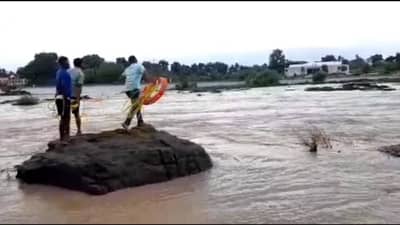 Wardha : वर्ध्यात युवकाने पोहण्यासाठी पाण्यात उडी मारली, पुराच्या विळख्यात सापडला, पोलिसांसह महसूल विभागाच्या पथकाने केले रेस्क्यू