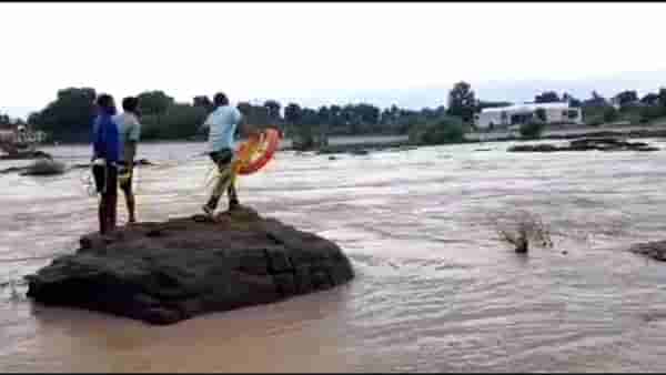 Wardha : वर्ध्यात युवकाने पोहण्यासाठी पाण्यात उडी मारली, पुराच्या विळख्यात सापडला, पोलिसांसह महसूल विभागाच्या पथकाने केले रेस्क्यू