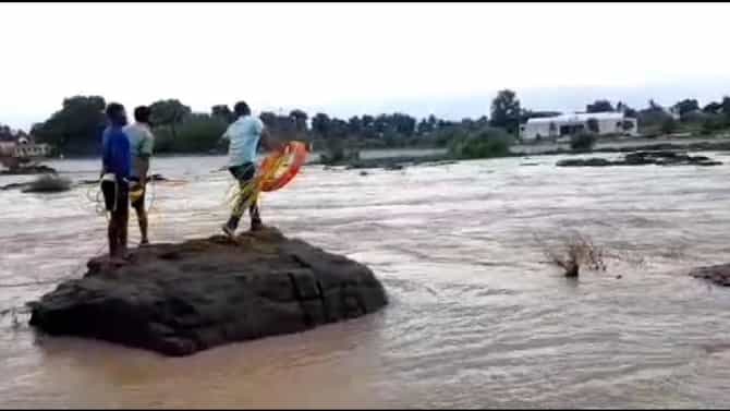 Wardha : वर्ध्यात युवकाने पोहण्यासाठी पाण्यात उडी मारली, पुराच्या विळख्यात सापडला, पोलिसांसह महसूल विभागाच्या पथकाने केले रेस्क्यू