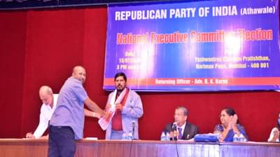 Ramdas Athawale : राज्य सरकारमध्ये रिपाइंच्या कार्यकर्त्याला मंत्रिपद मिळवून देणार, पक्षाच्या अध्यक्षपदी निवड झाल्यानंतर आठवलेंना विश्वास