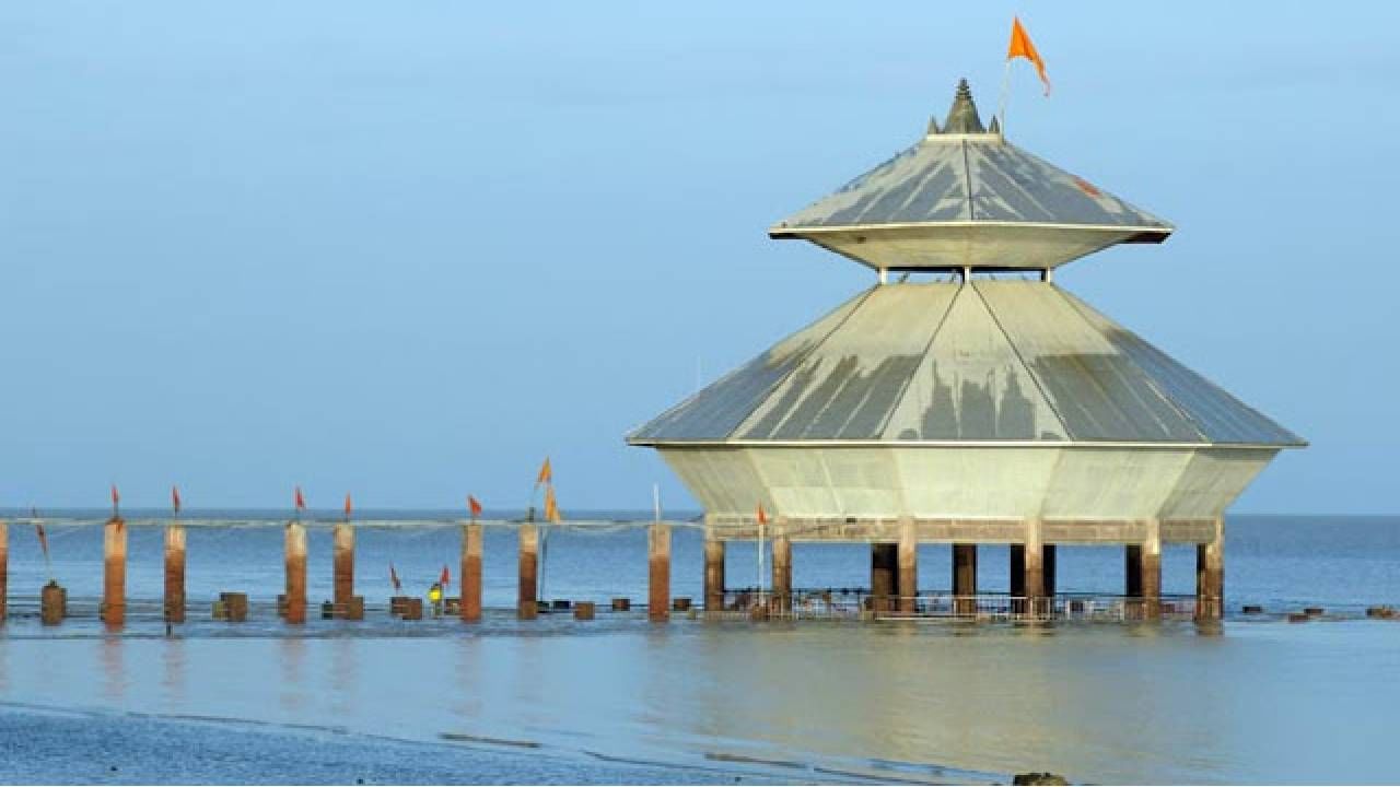 Shrawan 2022 : दिवसातून दोनदा समुद्राखाली जाणारं शिवमंदिर! कुठंय माहितीये? जाणून घ्या चकीत करणारी रहस्य Shrawan 2022 : दिवसातून दोनदा समुद्राखाली जाणारं शिवमंदिर! कुठंय माहितीये? जाणून घ्या चकीत करणारी रहस्य